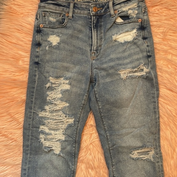 American Eagle Stretch Light Wash High Rise Distressed Ripped Mom Jean Size 0 - Picture 7 of 9
